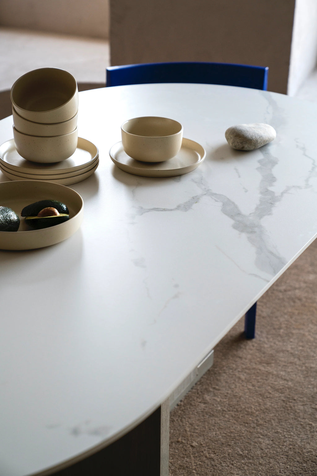 Round dining table
