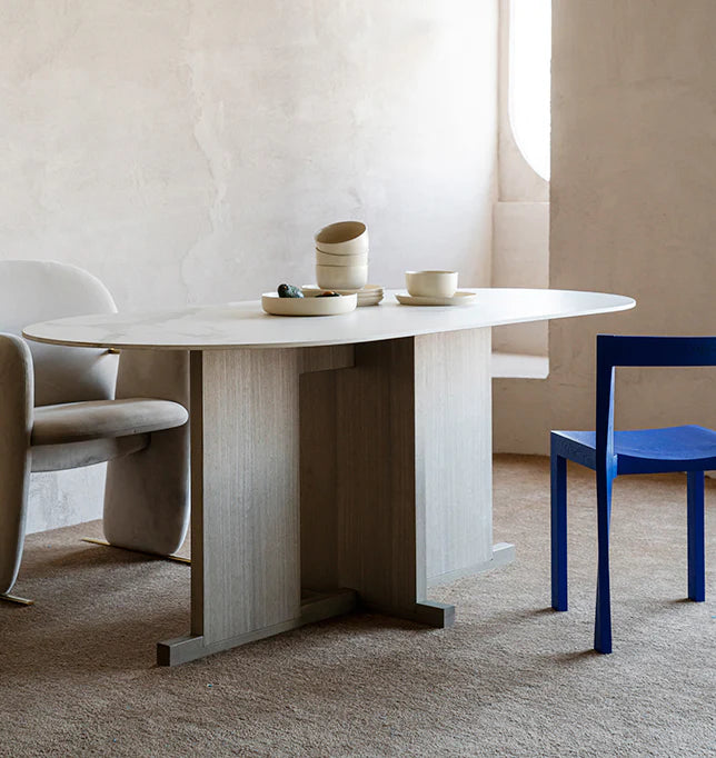 Round dining table