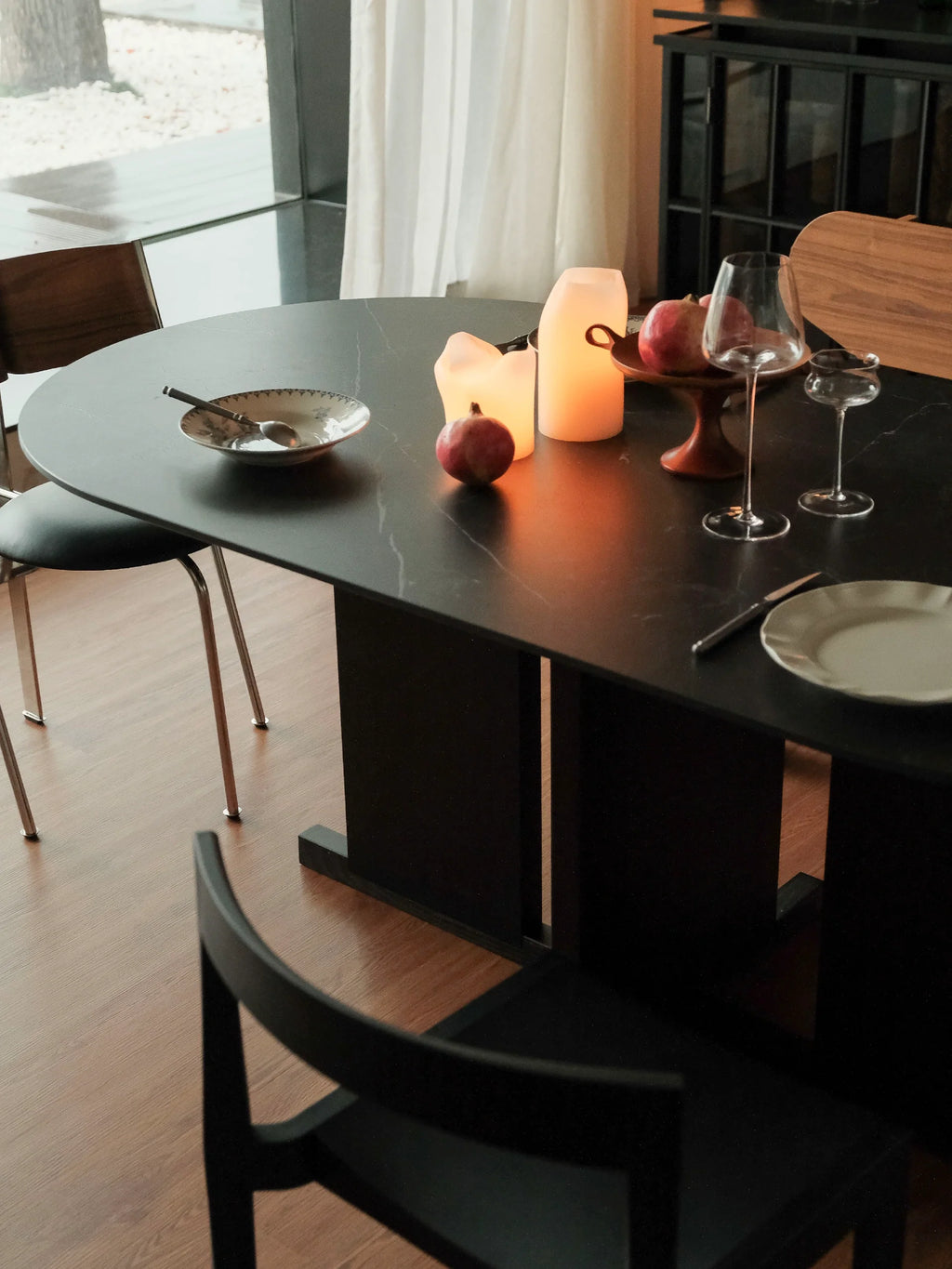Round dining table